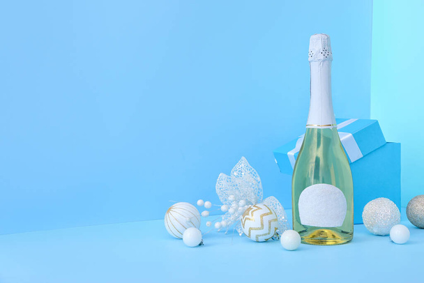 Novoroční skladba se šampaňským na barevném pozadí - Fotografie, Obrázek