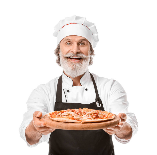 Beyaz arka planda lezzetli pizzası olan olgun bir aşçı. - Fotoğraf, Görsel