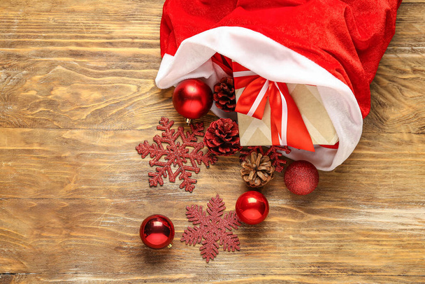 Bolso de Santa con regalos y decoración sobre fondo de madera - Foto, imagen