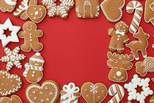 Frame made with different Christmas gingerbread cookies on red background, flat lay. Space for text - Φωτογραφία, εικόνα