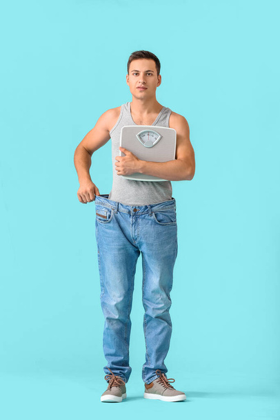 Man with sudden weight loss problem on color background. Diabetes symptoms - Photo, Image
