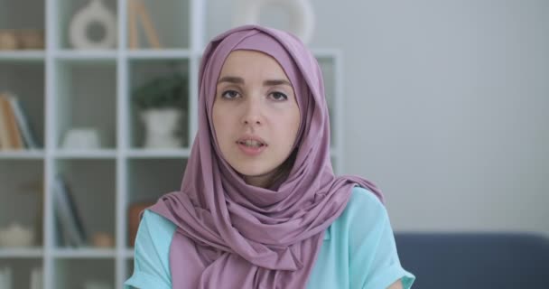 Zelfverzekerde jonge Indiase moslim zakenvrouw dragen hijab spreken kijken naar camera, islamitische Arabische dame praten met webcam maken video conference call job interview opnemen webinar online presentatie in kantoor - Video