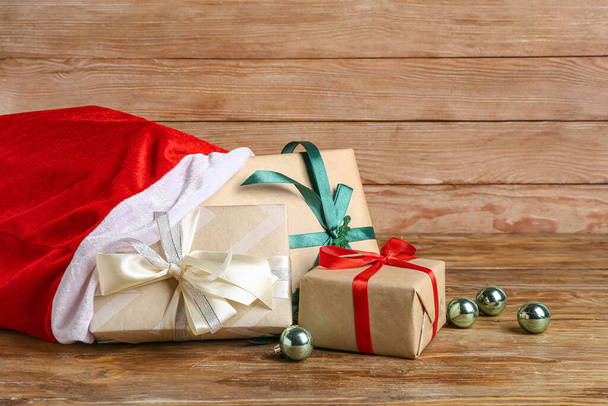 Saco de Papai Noel com presentes no fundo de madeira - Foto, Imagem