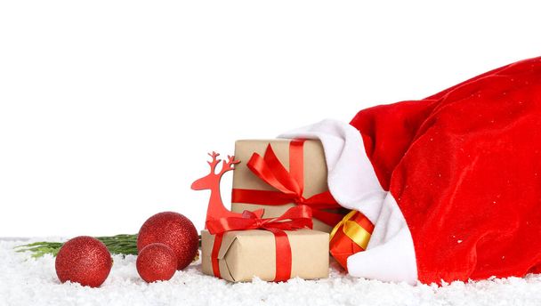 Bolso de Santa con regalos sobre fondo blanco - Foto, imagen