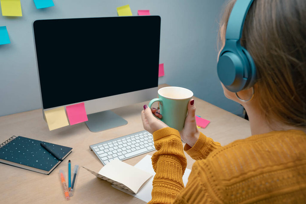 Business woman working from home office. Morning at a creative studio. Graphic design, mock up screens. glasses, pens, keyboard, notebook, colors, modern. - 写真・画像