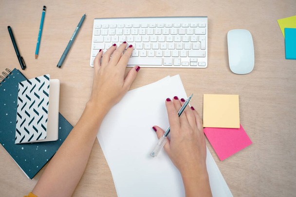Business woman working from home office. Morning at a creative studio. Graphic design, mock up screens. glasses, pens, keyboard, notebook, colors, modern. - Foto, afbeelding