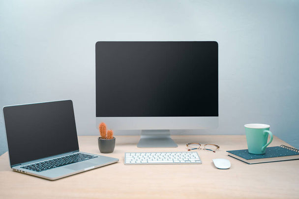 Άνετο και κομψό άδειο χώρο εργασίας γραφείου στο σπίτι με επιτραπέζιο υπολογιστή mockup με αντίγραφο χώρου. Μοντέρνο χαρτοφυλάκιο σχεδιασμού. Δημιουργικό στούντιο. tablet Laptop και μεγάλη οθόνη - Φωτογραφία, εικόνα