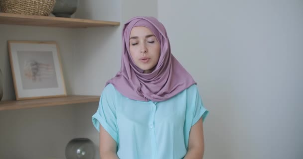 Confiant jeune femme d'affaires musulmane indienne porter hijab parler regarder la caméra, islamic arabic lady parler à webcam faire vidéoconférence appel entretien record webinaire présentation en ligne au bureau - Séquence, vidéo