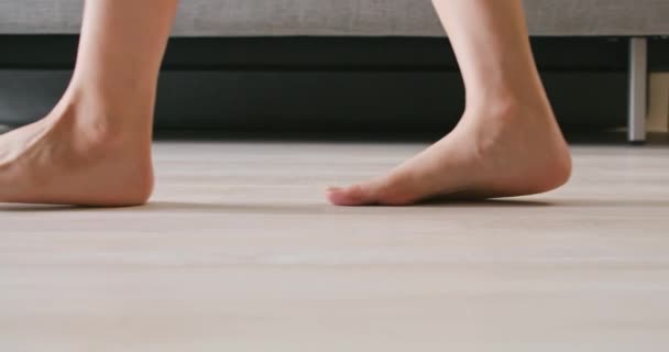 Slow motion of woman walking - Imágenes, Vídeo