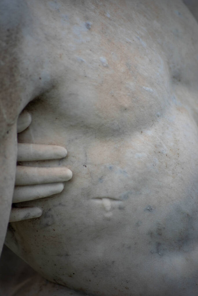 Herida de Jesuss y mano de Marys tocándolo, estatua del cementerio de piedra. - Foto, Imagen