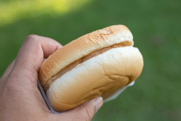 Gros plan de main tenant Hamburger pour manger, concept alimentaire. - Photo, image