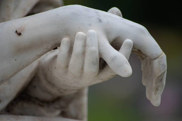 Steengebeeldhouwde handen van Jezus en Maria op een oud kerkhof. - Foto, afbeelding