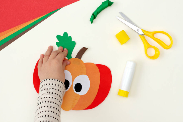 Hoe maak je grappige pompoen van kleurpapier. Origineel project voor kinderen. Stap-voor-stap foto-instructies. Kinderhandwerk voor Halloween. Stap 5 - Foto, afbeelding