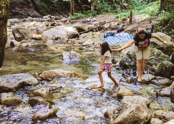 Famille Été Nature Aventure Promenade au bord du ruisseau, Randonnée, Personnes, Ruisseau de montagne dans la forêt - Photo, image
