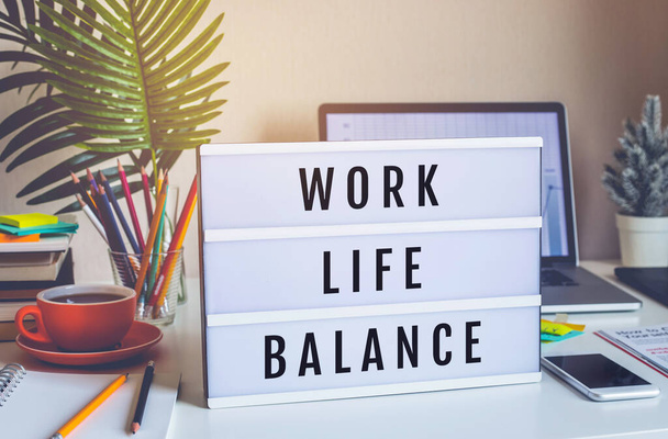 Work Life Balance Konzepte mit Text auf Leuchtkasten auf Schreibtischtisch im Home Office. Positive Emotion zum Erfolg.Körper gesund - Foto, Bild