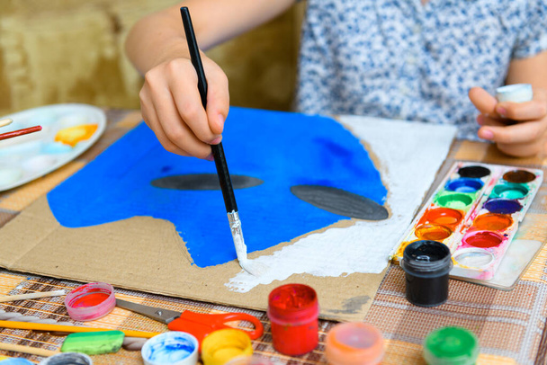 uma menina desenho azul gouache papelão, criação artística em casa, faz arte criativa - Foto, Imagem