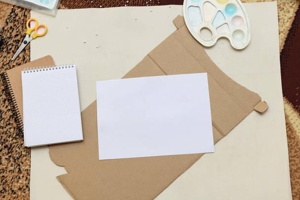 акварельные краски и бумага крупным планом для рисования, художественное создание дома, рабочее пространство для творчества - Фото, изображение