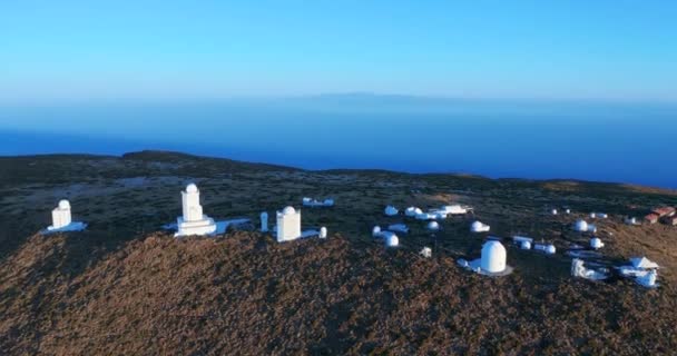 Luftaufnahme. Weltraumobservatorium in der Nähe des Vulkans Teide auf Teneriffa, Kanarische Inseln, Spanien. - Filmmaterial, Video