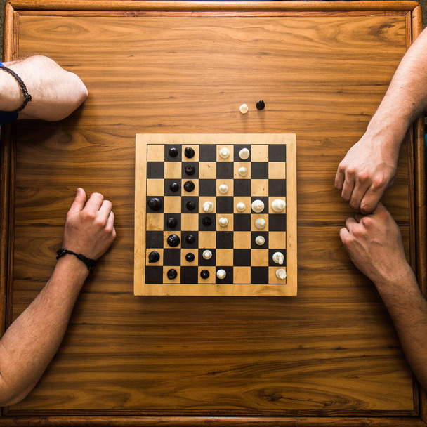 Ansicht des Schachspiels von oben auf einem Holztisch - Foto, Bild