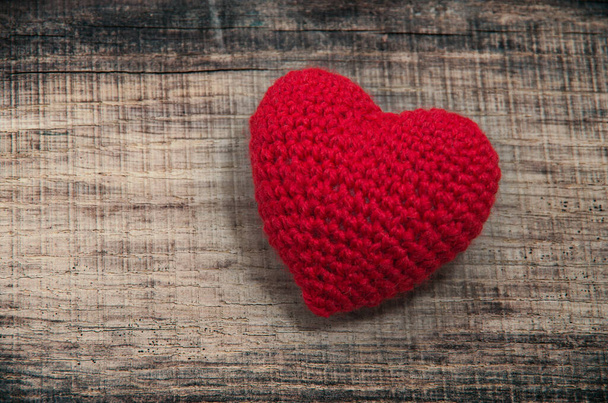 Coeur d'amour sur fond de texture en bois, concept de carte de Saint Valentin - Photo, image