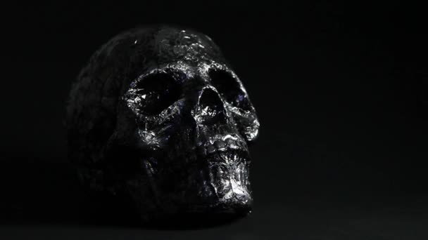 Siyah arkaplanda gümüş kafatası - Video, Çekim