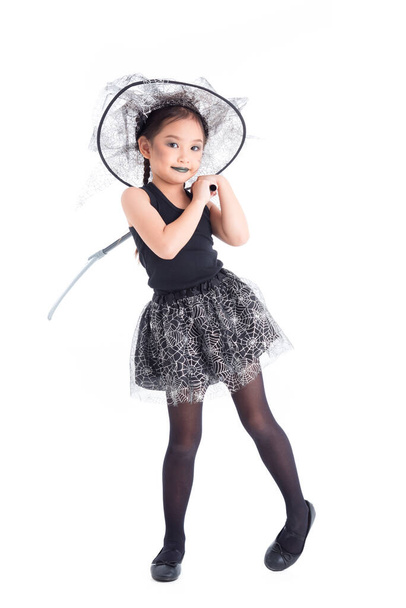 Повна довжина азіатської дівчини в костюмі Хеллоуїна на білому тлі
. - Фото, зображення