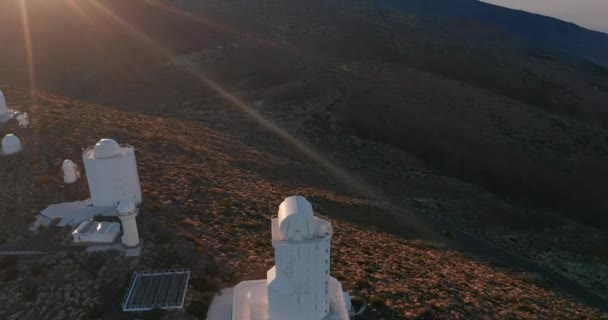 Vue aérienne. Observatoire spatial près de Teide volcano à Tenerife, Îles Canaries, Espagne. - Séquence, vidéo