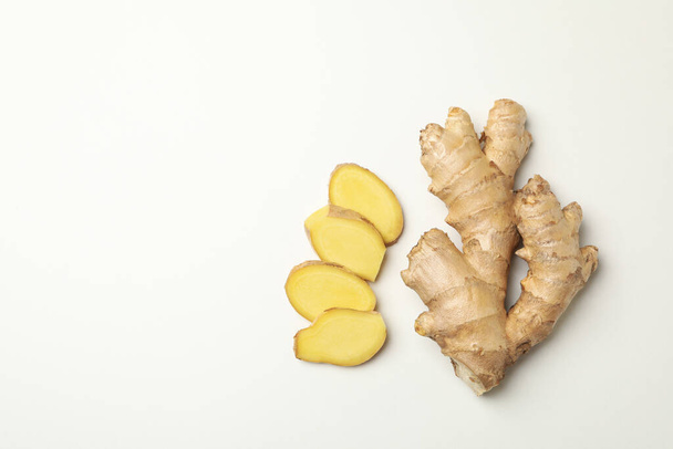 Fresh raw ginger and slices on white background - Foto, afbeelding
