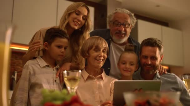 Familie gratuliert Verwandten vor laufender Kamera während eines Videoanrufs. Familie nutzt Pad - Filmmaterial, Video