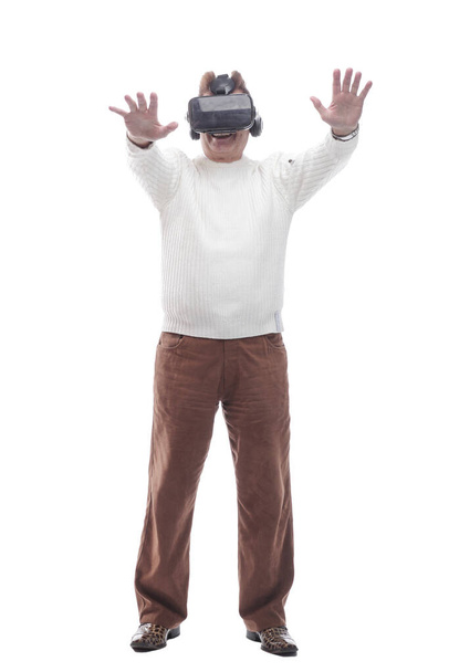 χαμογελαστός άντρας που κοιτάζει μέσα από γυαλιά εικονικής πραγματικότητας. απομονωμένο σε λευκό - Φωτογραφία, εικόνα