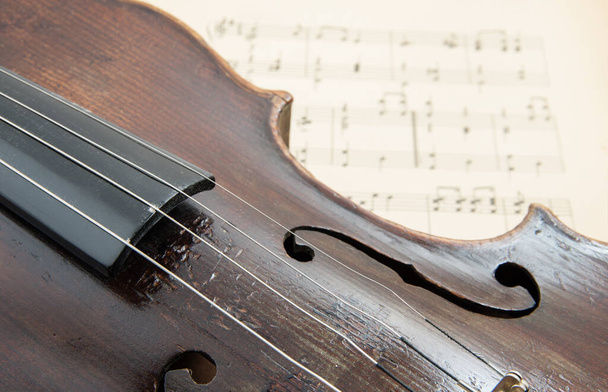 Vieux violon couché sur la feuille de musique, concept de musique - Photo, image