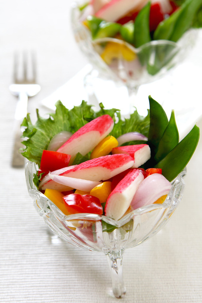 Caranguejo com salada de pimenta e alface
 - Foto, Imagem
