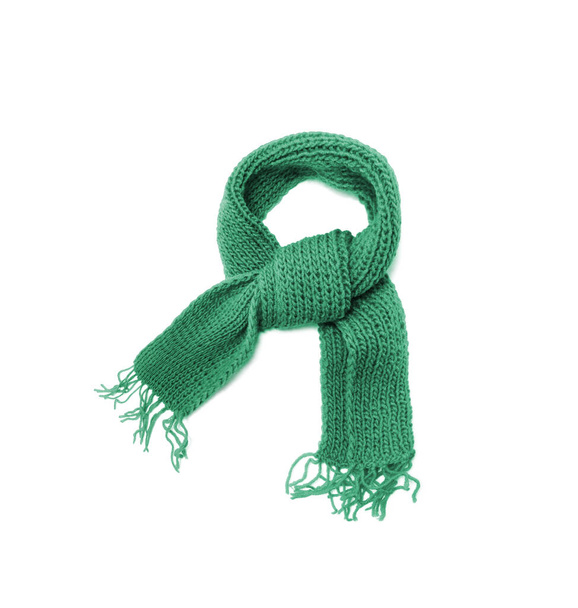Gebreide groene sjaal op een witte achtergrond. - Foto, afbeelding