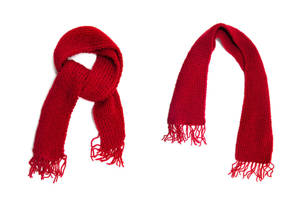 Sciarpa rossa a maglia su sfondo bianco. - Foto, immagini