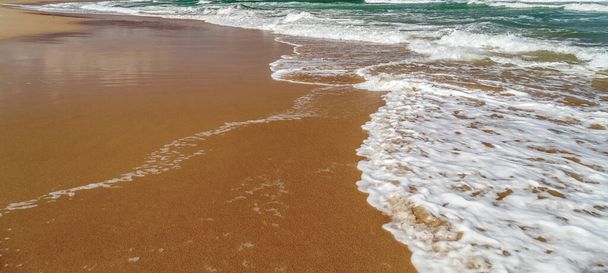 Paysage côtier hawaïen belle vague douce marée basse de l'océan bleu sur la plage de sable - Photo, image