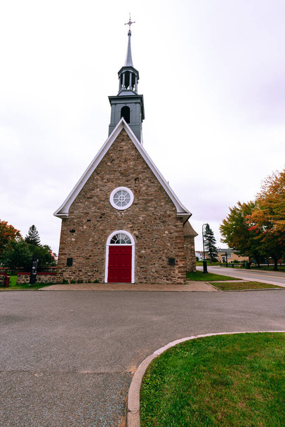 Quebec, Kanada 'daki Orlean Adası' ndaki eski kilise. Kimse. - Fotoğraf, Görsel