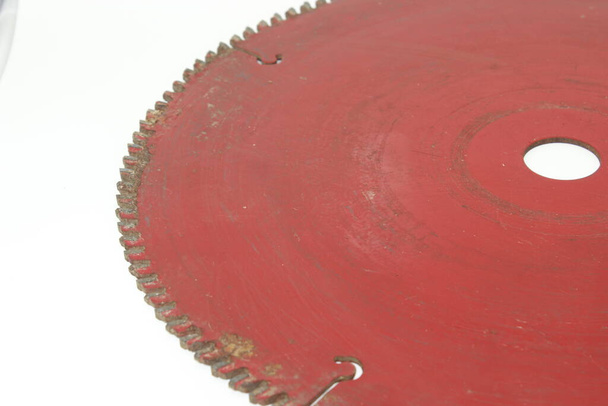 Una imagen de la hoja del cortador de varilla de acero sobre fondo blanco - Foto, Imagen