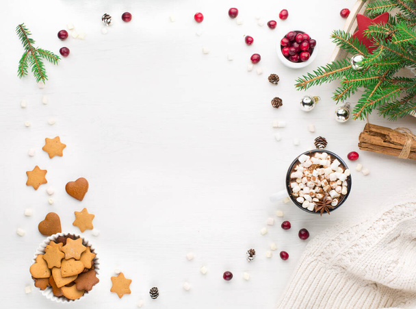 Fond rustique en bois blanc avec tasse de boisson au chocolat chaud et biscuits de Noël. Fond saisonnier d'en haut. Couché à plat, vue de dessus. Modèle de carte de vacances, espace de copie - Photo, image
