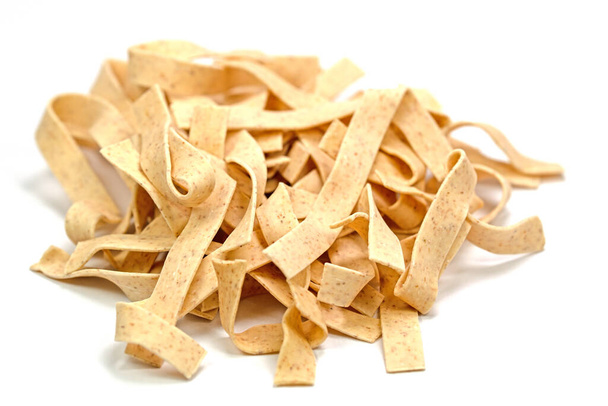 Tagliatelle pasta tegen een witte achtergrond - Foto, afbeelding