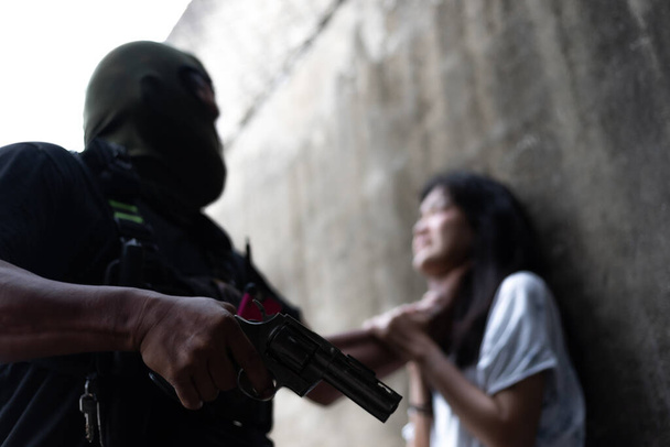 Le vol de concepts de crime visant son arme à feu sur une fille asiatique, Low concept clé - Photo, image