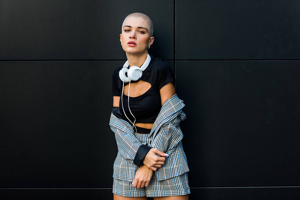 Pretty girl with stylish clothes posing - Beautiful woman with shaved head portrait - Fotó, kép