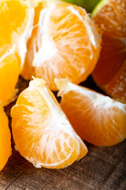 Plátky mandarinky na dřevěné desce.   - Fotografie, Obrázek