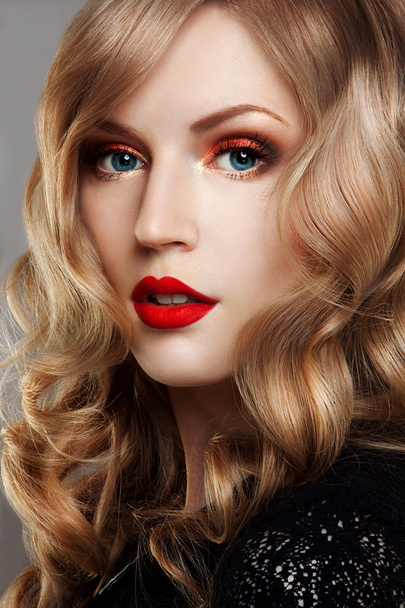 Close-up studio portrait of beautiful woman with bright make-up - Fotografie, Obrázek
