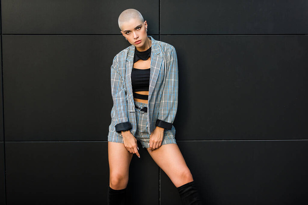 Pretty girl with stylish clothes posing - Beautiful woman with shaved head portrait - Foto, Bild