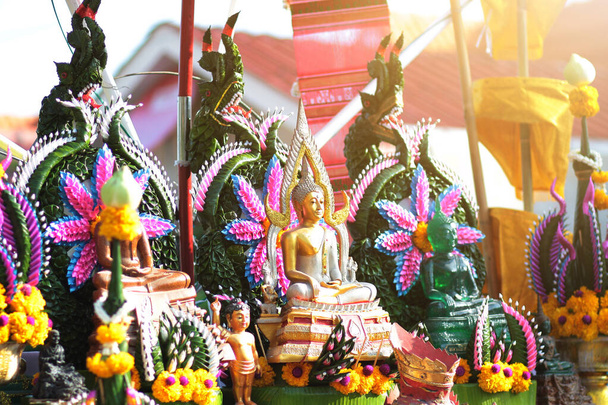 Zielony liść banana i Marigold kwiaty wykonane dla Naga formie dekoracji statuetką Buddy do wiary i czci bogów hinduizmu w Tajlandii - Zdjęcie, obraz