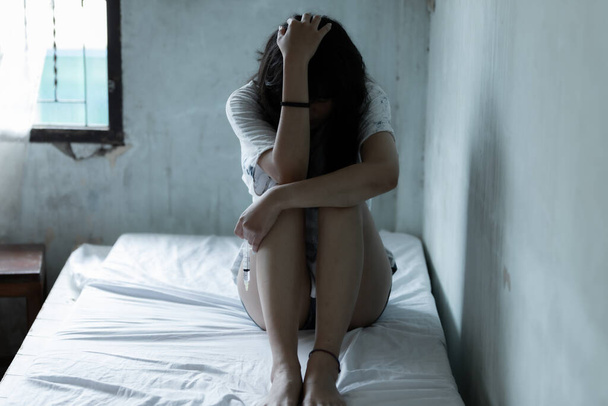 薬物中毒を使用した後にアジアの女の子絶望的なコンセプトは、不在の心、暗い部屋で孤独な女の子のコンセプト - 写真・画像