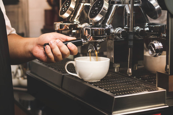 Detailní záběr Extrakce kávy ze stroje. Servisní koncept Barista Cafe v jeho obchodě. - Fotografie, Obrázek