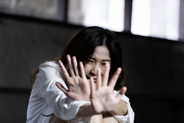 Aasian nainen lopettaa seksuaalinen häirintä ja naisiin kohdistuva väkivalta, raiskaus ja seksuaalinen hyväksikäyttö käsite - Valokuva, kuva