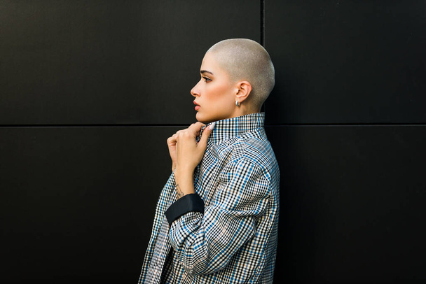 Pretty girl with stylish clothes posing - Beautiful woman with shaved head portrait - Foto, imagen