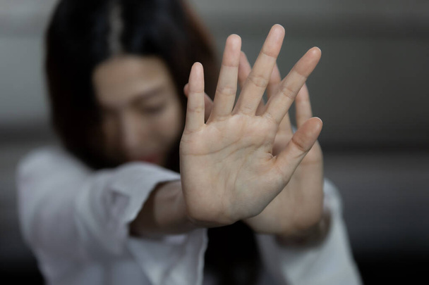 Азійська жінка припиняє статеві домагання і насильство над жінками, зґвалтування і сексуальне насильство. - Фото, зображення
